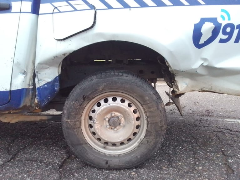 La camioneta policial y el auto Fiat 147 después del choque.