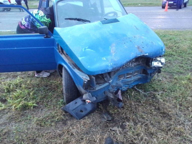 La camioneta policial y el auto Fiat 147 después del choque.