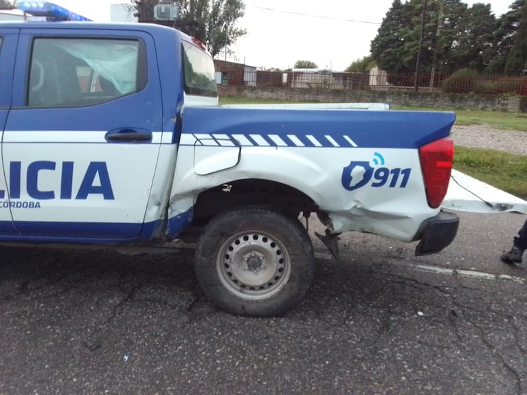 La camioneta policial y el auto Fiat 147 después del choque.