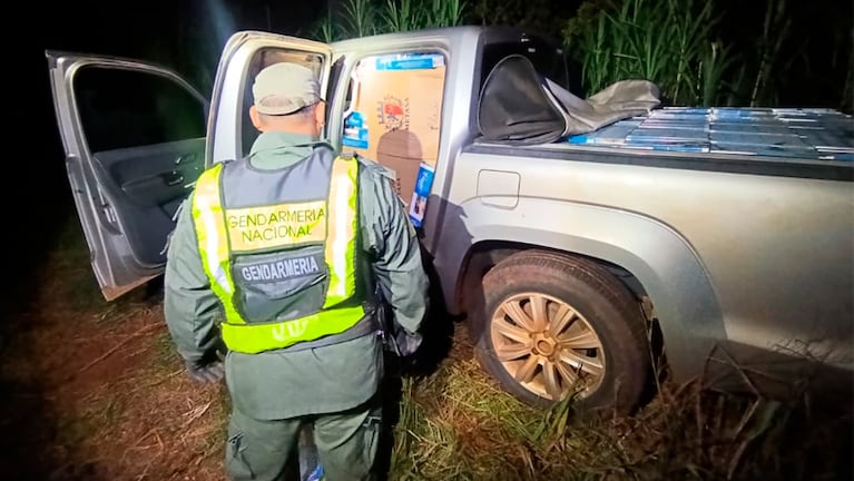 La camioneta quedó abandonada en el monte.