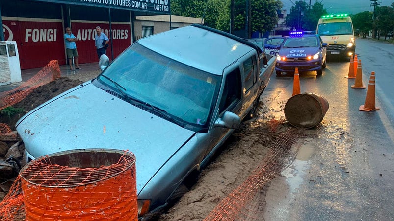 La camioneta quedó atrapada en un pozo. Foto: Luchi Ybañez / El Doce.