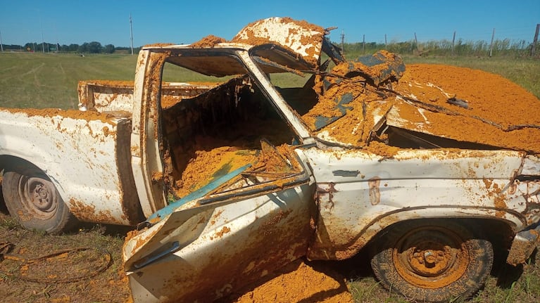 La camioneta quedó destrozada.