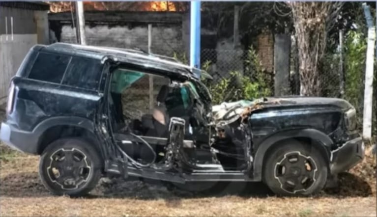 La camioneta quedó destrozada al medio.