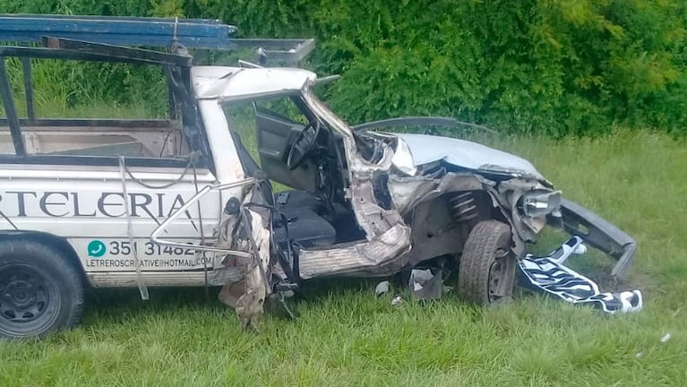 La camioneta quedó destruida a la vera de la ruta.