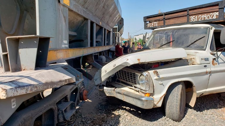 La camioneta quedó destruida. Foto: Néstor Ghino / El Doce.