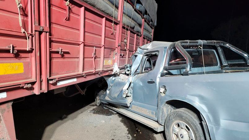 La camioneta quedó incrustada en el camión. 