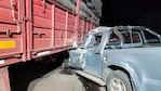 La camioneta quedó incrustada en el camión. 