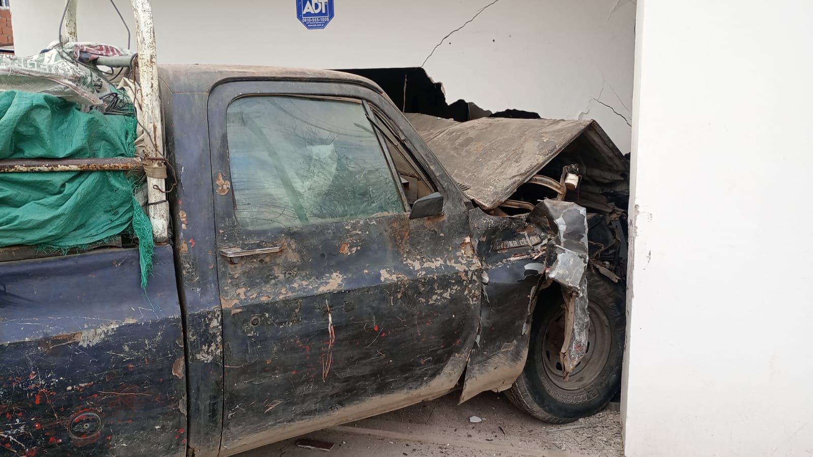 La camioneta quedó metida adentro de la habitación.