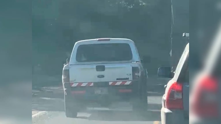 La camioneta realizó la maniobra en plena curva después de pasar el Puente Las Vacas.