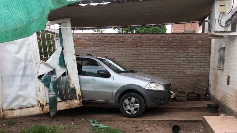 La camioneta rompió el portón y se metió en la casa. 
