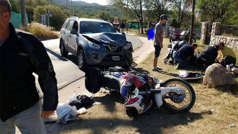 La camioneta se cruzó de carril y dio de lleno contra el motociclista.