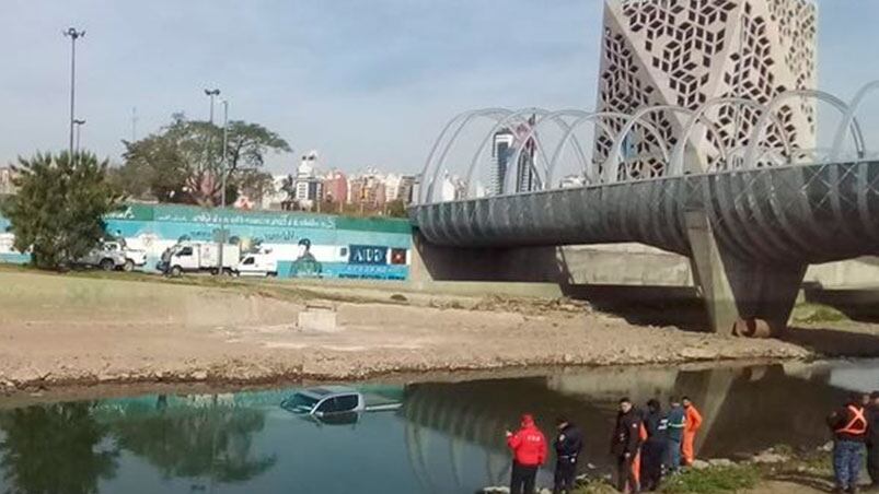 La camioneta se "deslizó" hasta caer al agua.