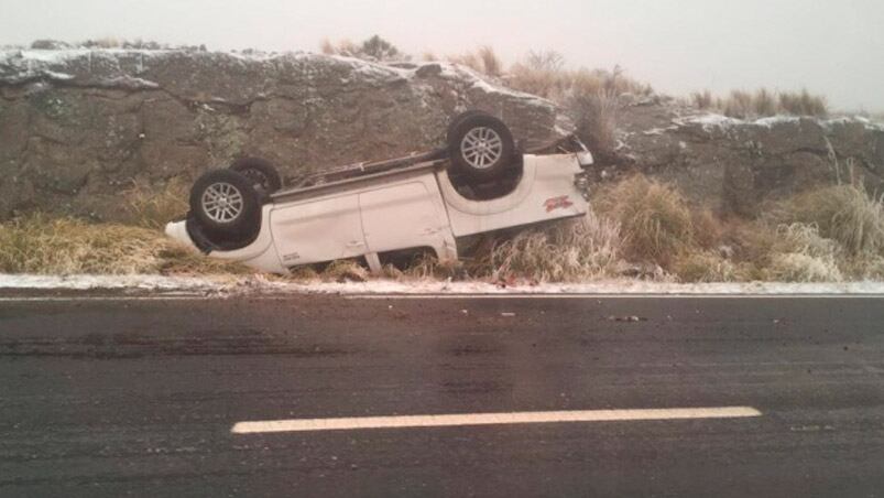 La camioneta se dio vuelta por el hielo en el pavimento. 