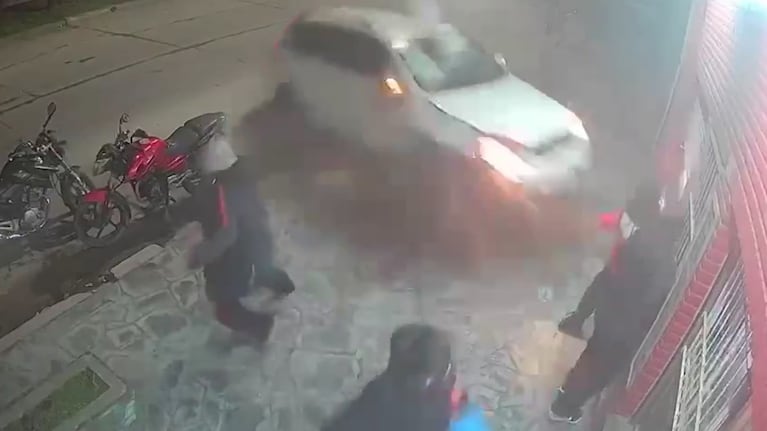 La camioneta se estrelló contra el almacén tras ser chocada por un auto.