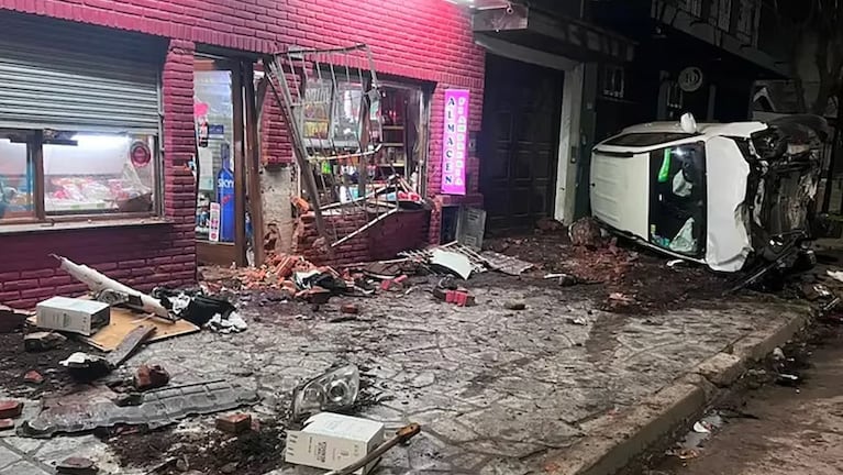 La camioneta se estrelló contra el almacén tras un choque. Foto: La Capital de Mar del Plata.