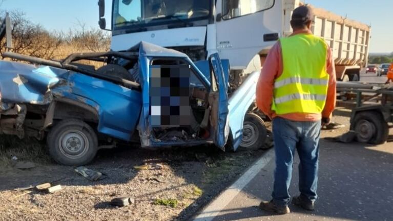 La camioneta se llevó la peor parte del impacto.