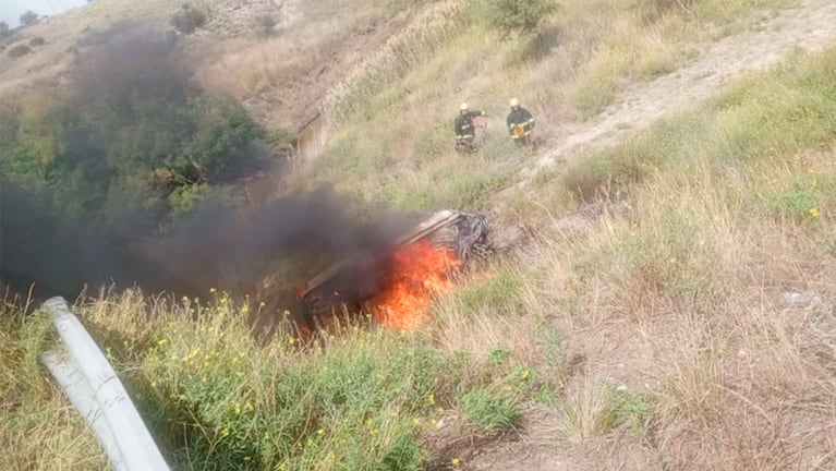 La camioneta se prendió fuego tras el despiste en la ruta 35.