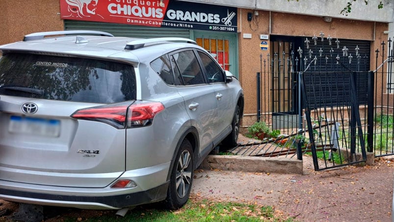 La camioneta sigue en el mismo lugar a un día del choque.