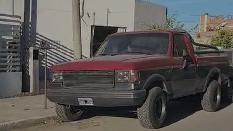 La camioneta sigue estacionada al frente de una Unidad Judicial.