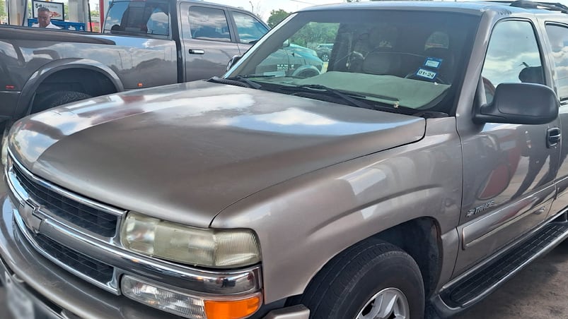 La camioneta Tahoe 2000 que se compró Valentín. 