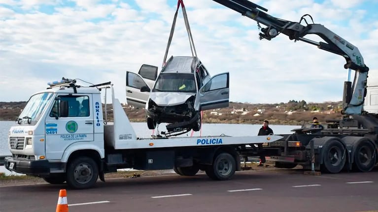 La camioneta terminó sumergida en el agua. Foto: El Diario de La Pampa.