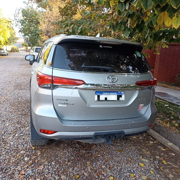 La camioneta Toyota SW4 que le robaron a la familia del jugador mendocino en el Club Tala.