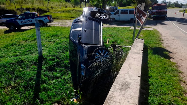 La camioneta tumbó sobre uno de los laterales a metros del puente del río Los Reartes.