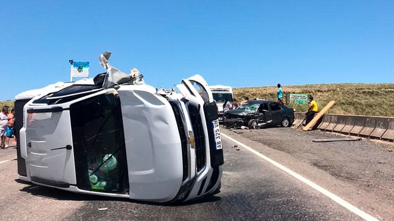 La camioneta tumbó y el auto quedó destrozado. / Fotos: ElDoce.tv