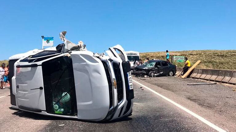 La camioneta tumbó y el auto quedó destrozado. / Fotos: ElDoce.tv