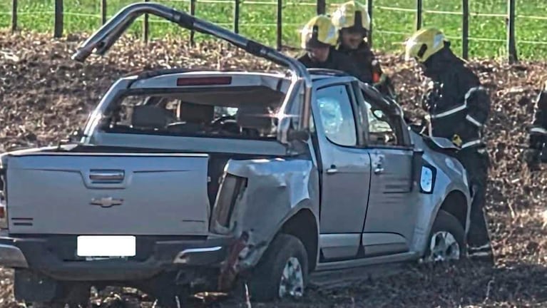 La camioneta volcó en uno de los ingresos a Las Varillas.