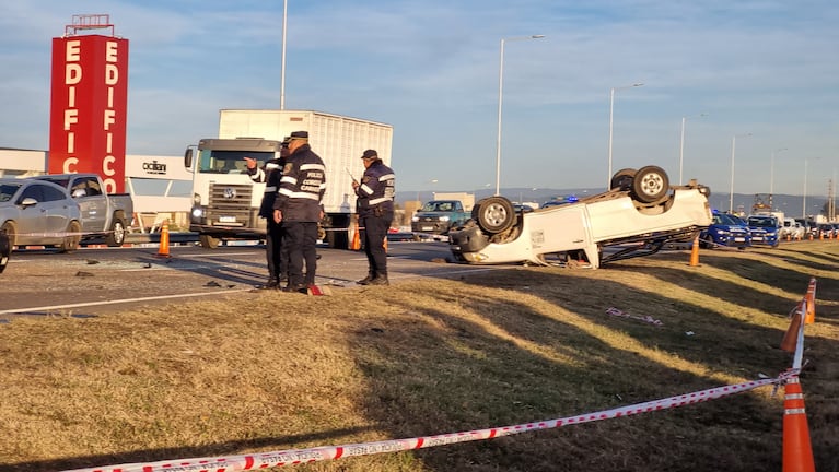 La camioneta volcó tras el choque fatal.