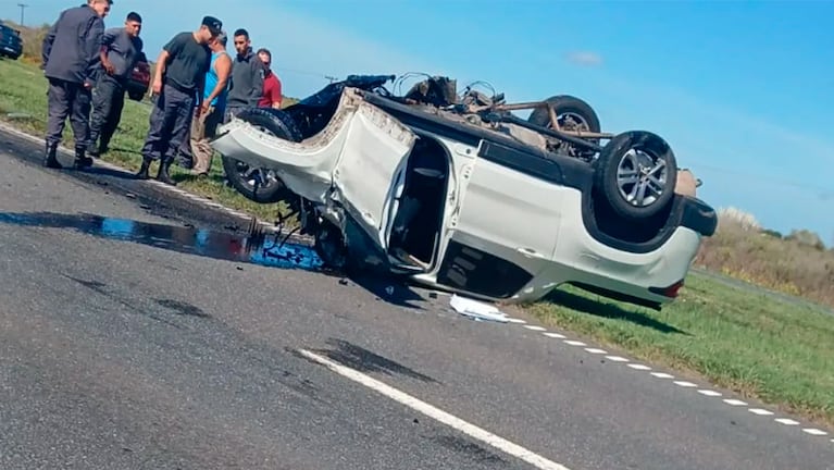 La camioneta volcó tras el impacto.