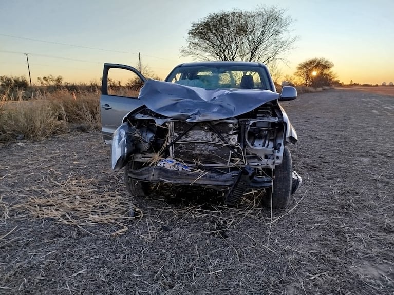 La camioneta Volkswagen Amarok quedó sin paragolpes ni ópticas.