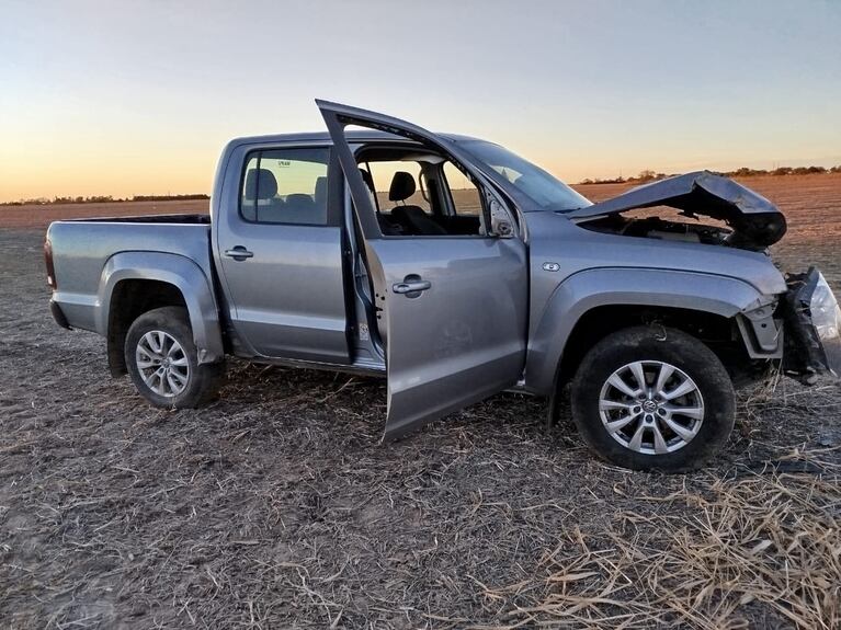 La camioneta Volkswagen Amarok quedó sin paragolpes ni ópticas.