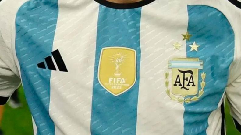 La camiseta de la Selección con la tercera estrella.