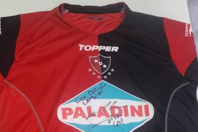 La camiseta robada con la firma de Maradona.