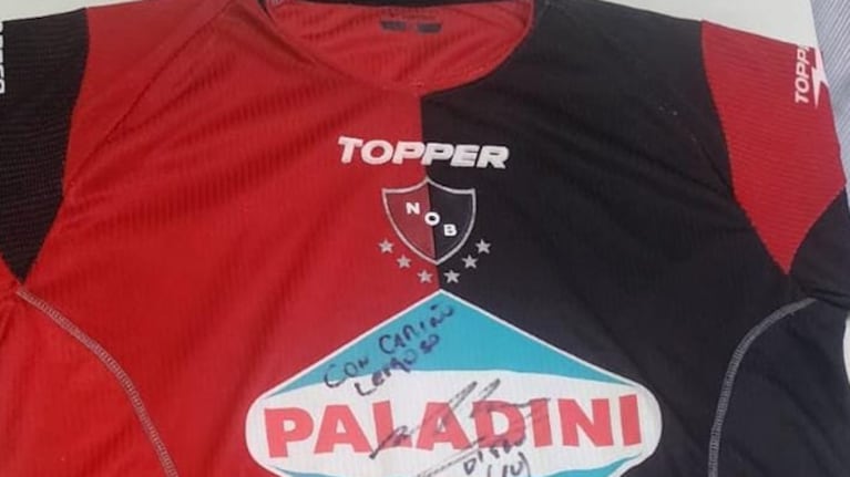 La camiseta robada con la firma de Maradona.