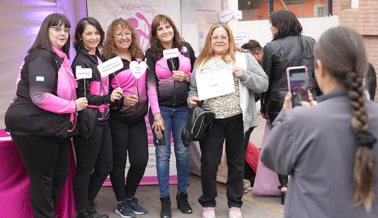 La campaña busca concientizar por la prevención del cáncer de mama. Foto: Lucio Casalla / El Doce. 