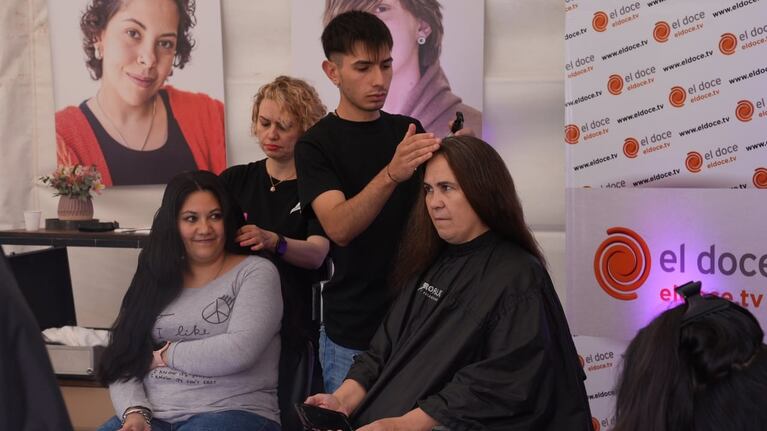 La campaña fue lanzada junto a la Fundación Vanesa Durán, la Fundación Guapas, Vero Ruiz Peluquerías y la Sociedad de Patología Mamaria de Córdoba. Fotos: El Doce / Lucho Casalla.