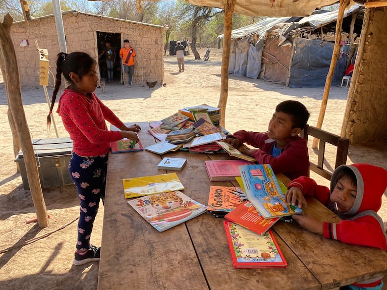 La campaña solidaria impulsada por El Doce consiguió donar más de 10 mil kilos en libros a las comunidades wichis de El Carboncito y La Emboscada. Foto: Luchi Ybañez / El Doce. 