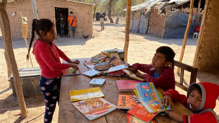 La campaña solidaria impulsada por El Doce consiguió donar más de 10 mil kilos en libros a las comunidades wichis de El Carboncito y La Emboscada. Foto: Luchi Ybañez / El Doce.