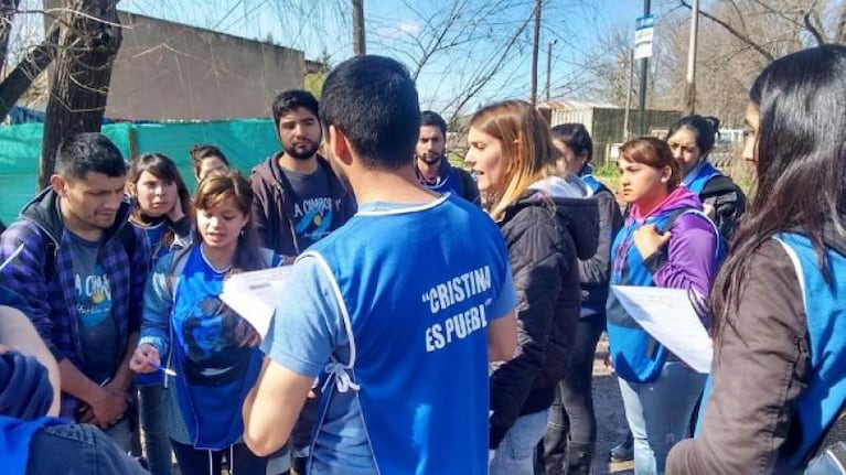 La Cámpora usó pecheras para ayudar a los inundados