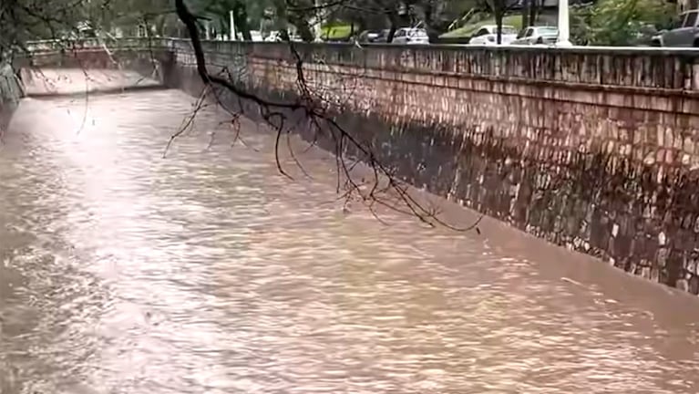 La Cañada repleta tras la intensa lluvia en Córdoba.