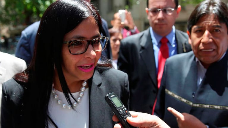 La canciller Delcy Rodríguez denunció a la prensa la supuesta agresión policial.