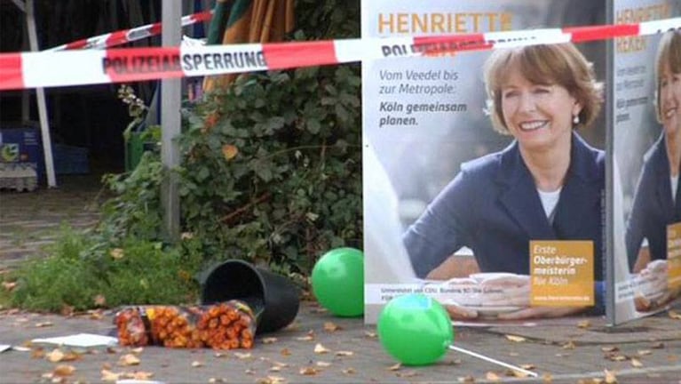 La candidata Henriette Reker, atacada por su apoyo a los refugiados.
