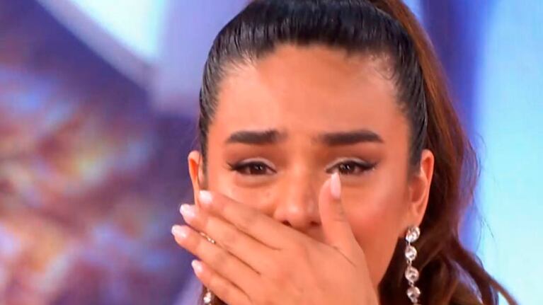 La cantante tropical no pudo contener las lágrimas luego de una sobria presentación.