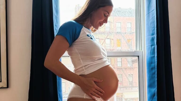 La cantante tuvo que cambiar su ropa interior por el embarazo y se lo tomó con humor. (Foto: Instagram/@jmena) 