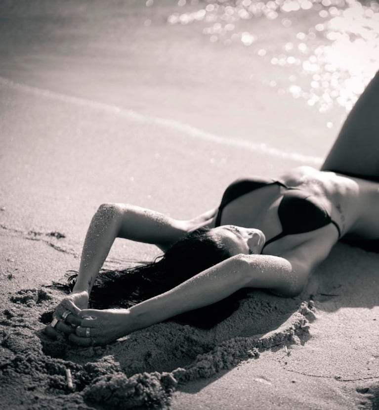 La cantante y modelo desplegó su belleza entre la arena y el mar.