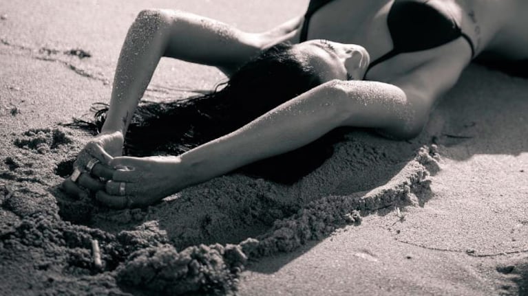 La cantante y modelo desplegó su belleza entre la arena y el mar.