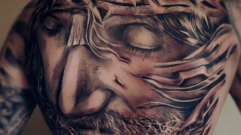 La cara de Cristo, en la espalda de Ulises.